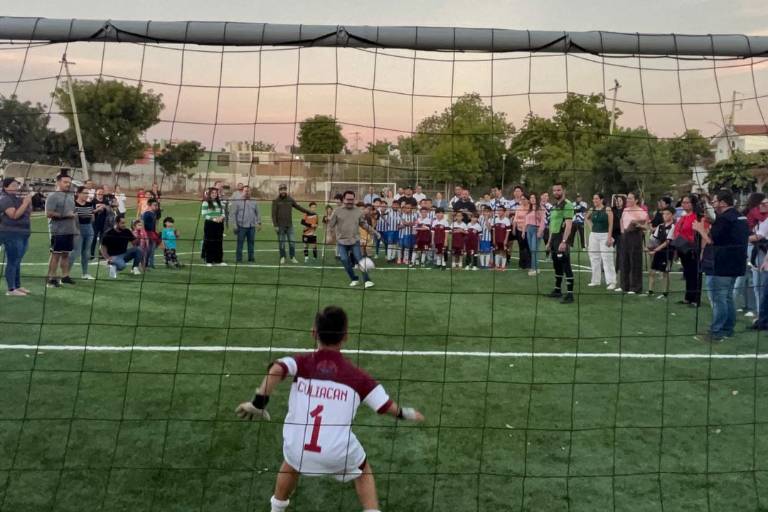 Entregan cancha de pasto sintético en colonia Universidad 94, en Culiacán