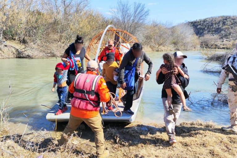Localizan a 73 migrantes y rescatan tres cuerpos en el río Bravo en Piedras Negras, Coahuila
