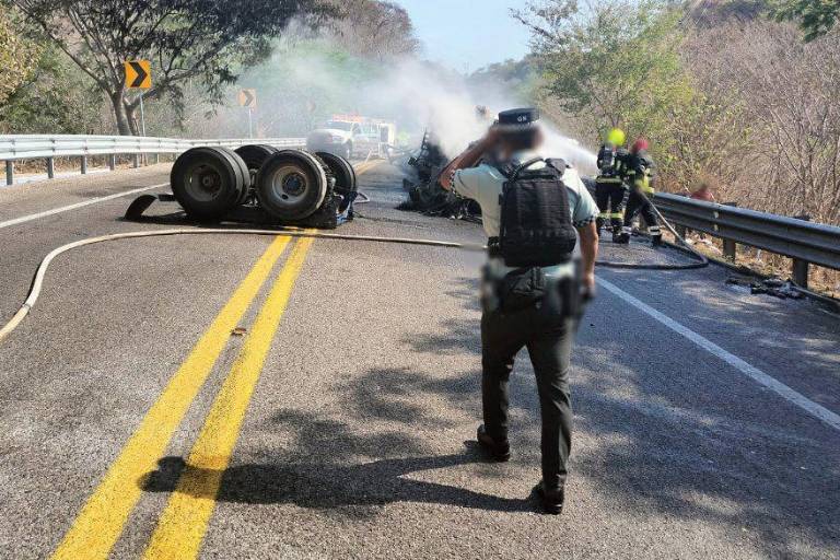 Tráiler sufre volcadura en la autopista Mazatlán-Durango y cierran la carretera