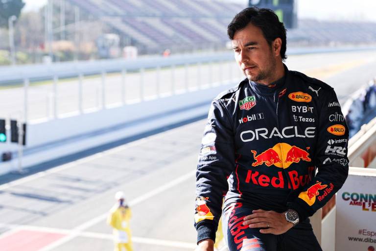 Checo Pérez presenta el casco que usará en la temporada 2022 de la Fórmula 1