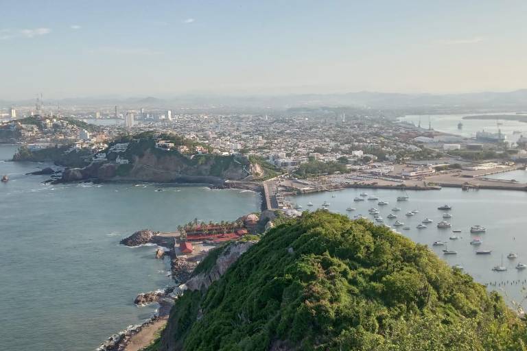 Reporta Protección Civil persona desvanecida al subir al faro de Mazatlán