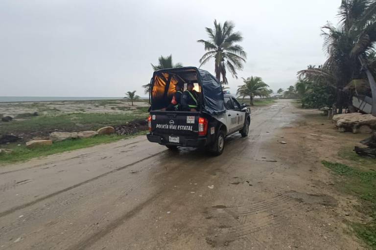 Huracán Erick azota costa de Oaxaca como huracán categoría 3