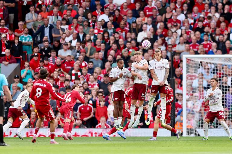 Szoboszlai rompe el empate y Liverpool toma la cima de la Premier League