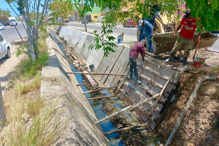 Reparan losas de concreto en canal revestido del Infonavit Alarcón