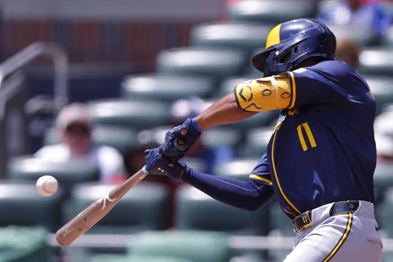 Cerveceros pegan seis jonrones y arrasan con Bravos en Atlanta