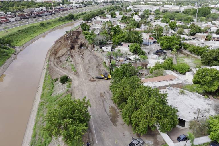Avance de las obras de reparación de un tramo del Emisor Rubí sobre la Avenida Federalismo, en Culiacán.