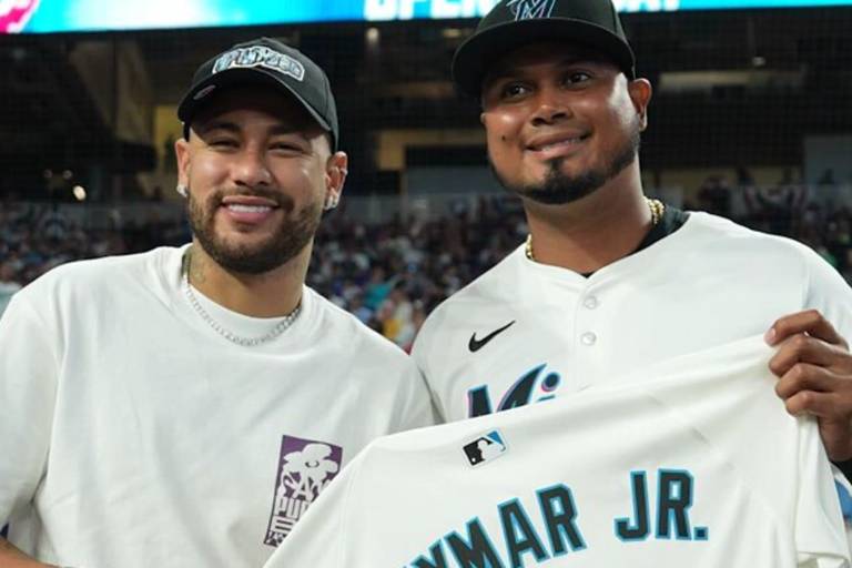 Neymar Jr. hace el pitcheo ceremonial antes del juego inaugural en Miami