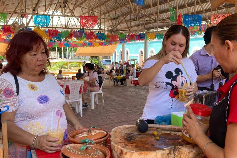 Celebran en La Noria el Día del Comerciante con colorida verbena en la plazuela del pueblo