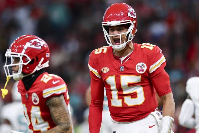 Mahomes guía a Chiefs a vencer a Dolphins en Alemania
