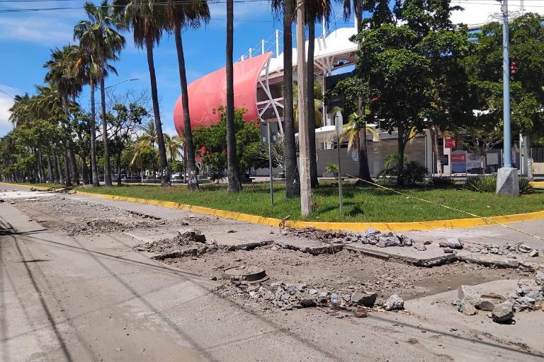 Obra sin terminar en avenida Reforma pone en riesgo a conductores en Mazatlán