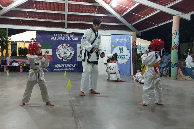 Llevan exhibición de karate al programa ‘Construyamos La Paz’, en Culiacán