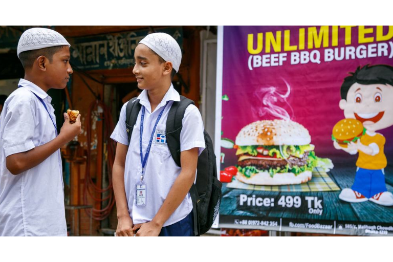 Pide OMS regular publicidad de comida y bebida para niños