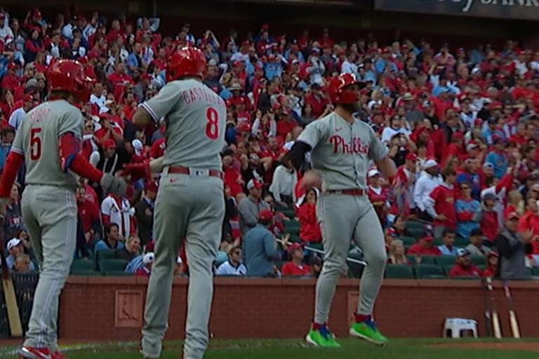 Filis estallan en la novena y vencen a Cardenales en el Juego 1 de la serie de comodines