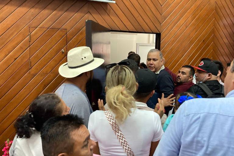 Manifestantes intentaron ingresar al despacho de la Alcaldesa de Mazatlán
