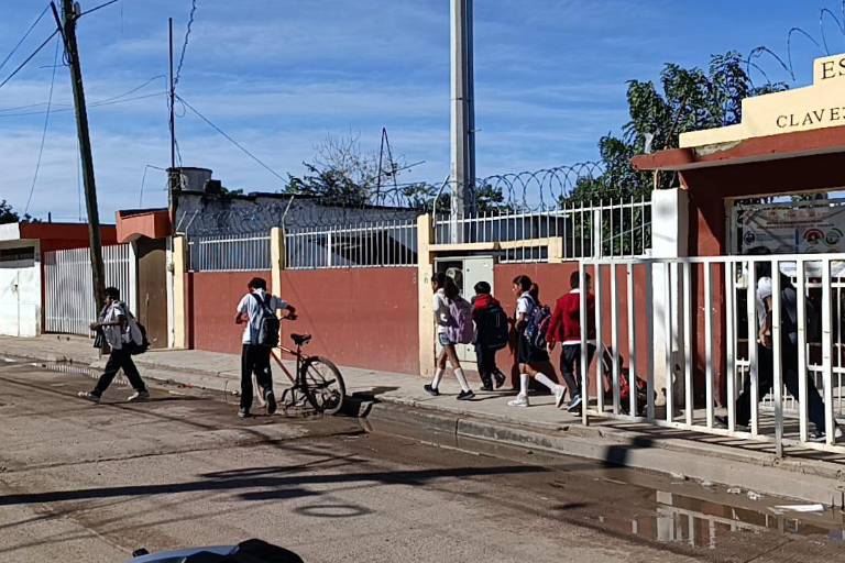 Ante rumores de enfrentamientos, en Escuinapa padres recogen a sus hijos de primaria