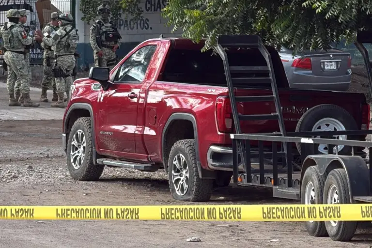 Ataque armado deja dos vehículos baleados en la Emiliano Zapata, en Culiacán