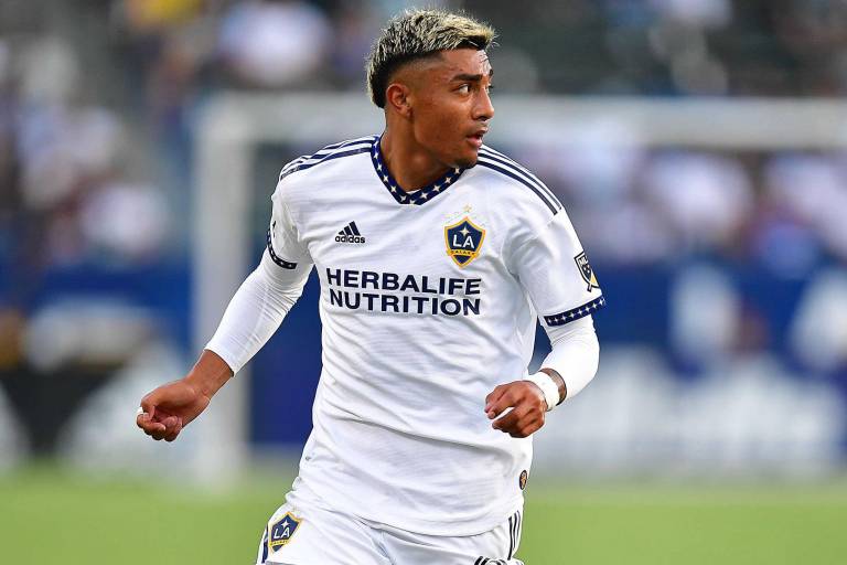 Julián Araujo entrenará con Barcelona B en espera de cerrar su fichaje