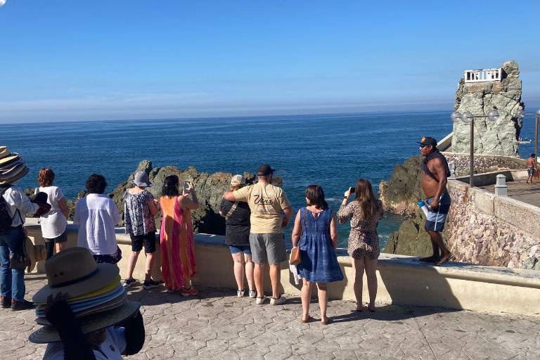 Pasajeros del crucero número 100 recorren lugares emblemáticos de Mazatlán