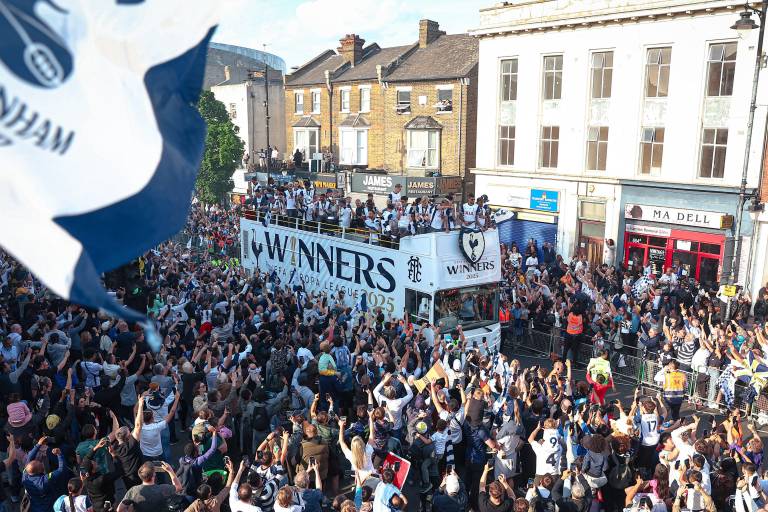 Tottenham celebra su título de la Liga Europa en las calles de Londres