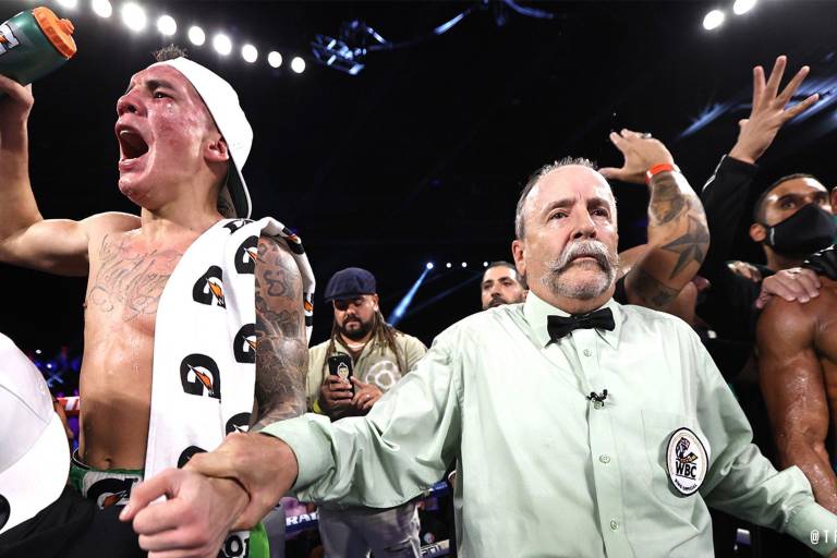 El mexicano Óscar Valdez retiene el título Superpluma en polémica pelea