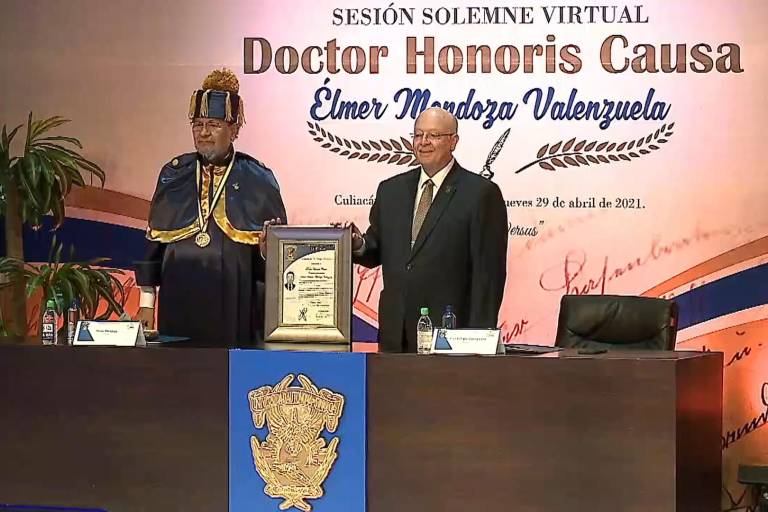 ‘Escribo con el lenguaje que me sale del corazón’, asegura Élmer Mendoza al recibir Doctorado Honoris Causa de la UAS