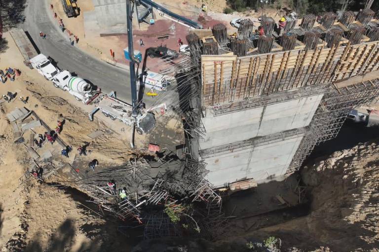 Mueren 5 trabajadores tras desplome de andamio sobre la carretera Pachuca-Huejutla