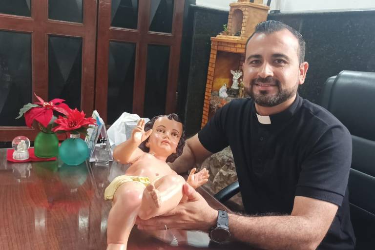 El niño Dios se coloca en el Nacimiento en Noche Buena: sacerdote