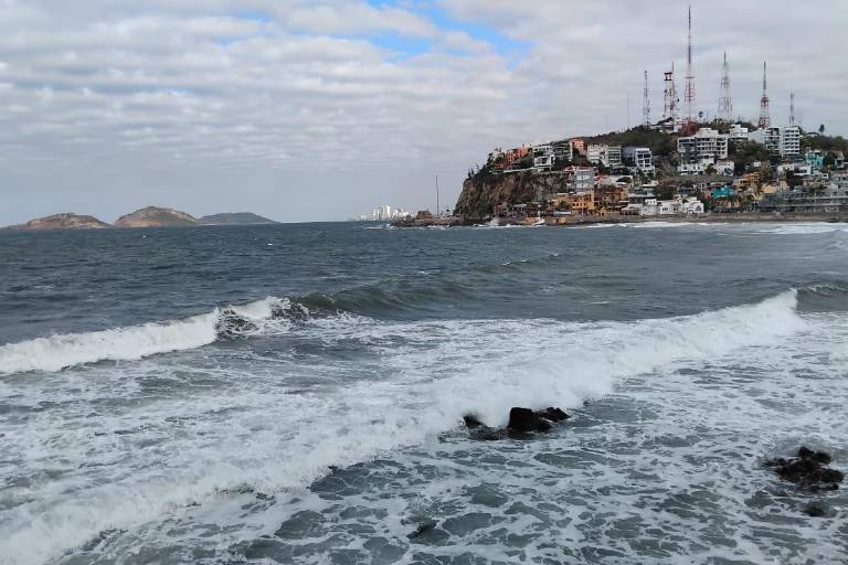 Salvavidas llaman a bañistas a tomar precauciones ante condiciones inestables de playas en Mazatlán