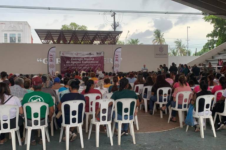 Madres solteras y adultos mayores reciben apoyo económico de Mazatlán