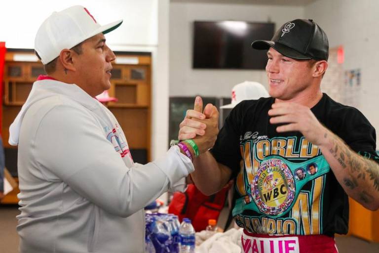 Canelo Álvarez y Eddy Reynoso ganan la triple corona