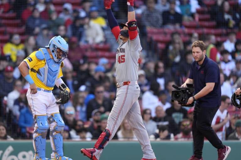 ¡Poder culichi! Joey Meneses pega su primer jonrón de la campaña