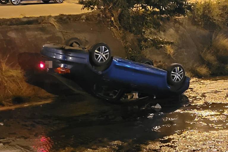 Auto cae a canal pluvial en Mazatlán; la conductora sale ilesa
