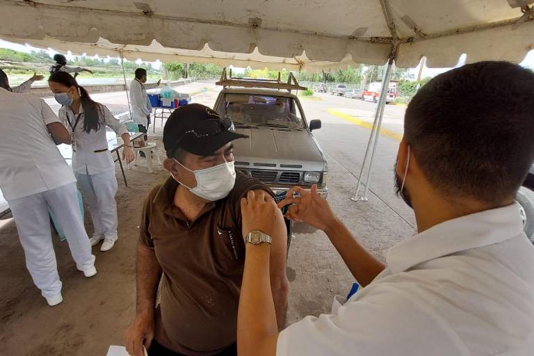 Frente al Covid-19, el problema no son las vacunas, hay que temerle a la enfermedad, dice Salud Sinaloa
