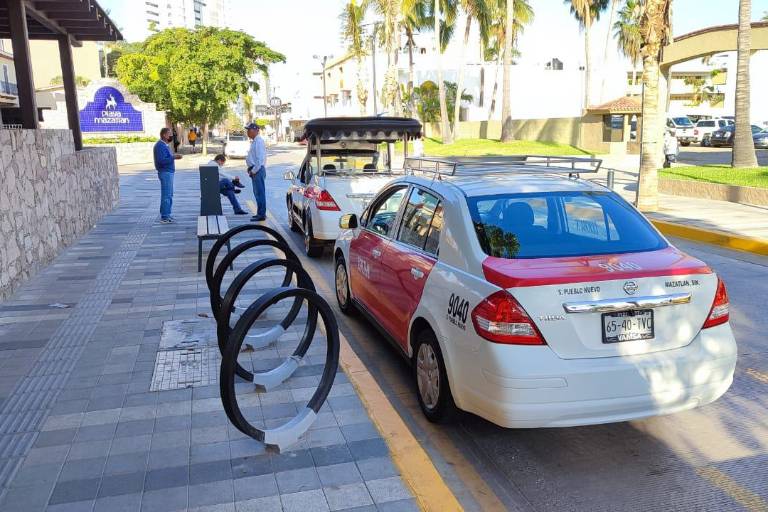 Proponen solución a problema de sitios de taxis en la Avenida Playa Gaviotas, en Mazatlán