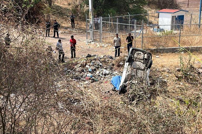 Muere un hombre y su hijo resulta gravemente herido tras volcadura en la México 15, al norte de Culiacán