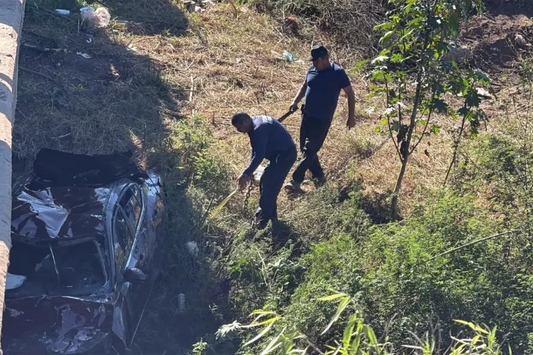 Padre e hijo mueren al caer en vehículo a un canal en Navolato