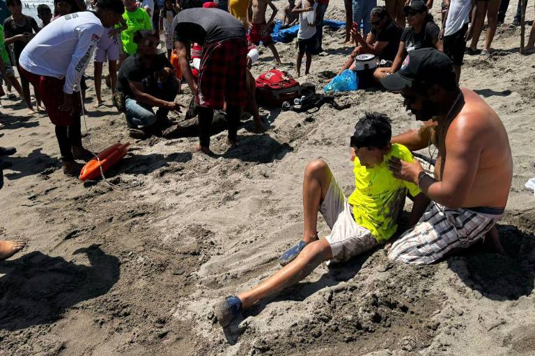 Rescatan a dos menores y un adulto de corrientes en Las Cabras