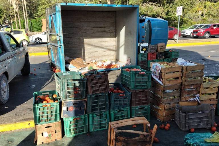 Un accidente termina en una volcadura en las cercanías de Ciudad Universitaria, en Culiacán