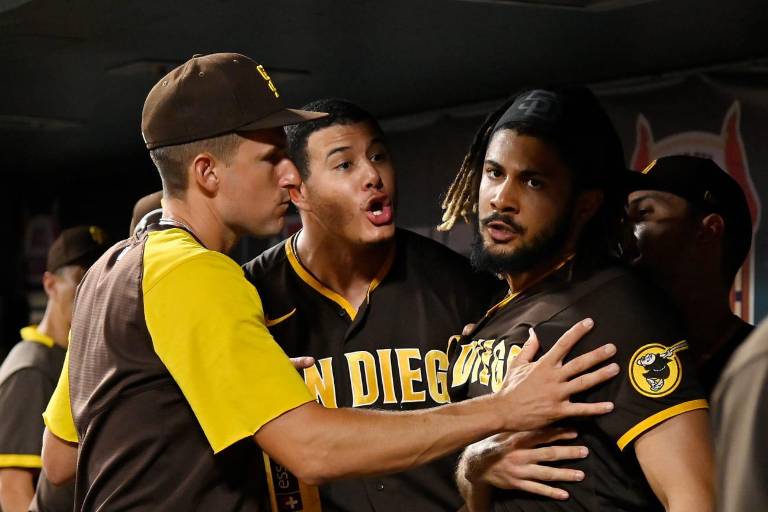 VIDEO: Manny Machado y Fernando Tatis tienen candente discusión en dugout de Padres