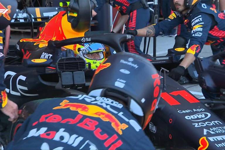 ¡Insólito! Checo Pérez sale a pista después de haberse retirado en el GP de Japón