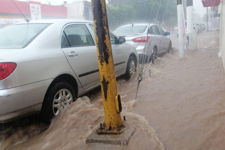 Lluvias en Culiacán causan cierres de vialidades, inundaciones y arrastre de vehículos