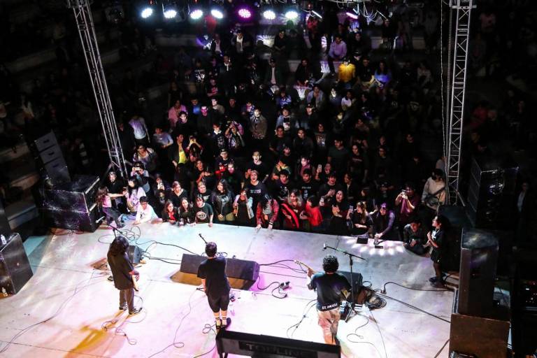 Disfrutan del rock de BLNKO en el ágora Rosario Castellanos