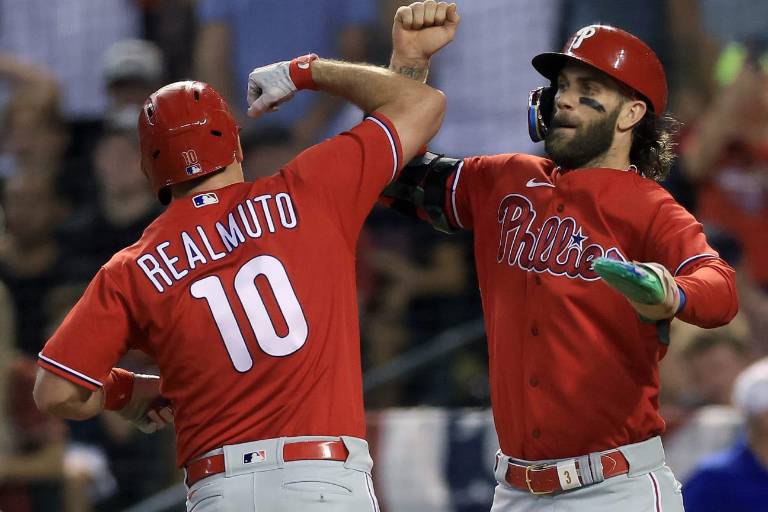 Filis truenan en Arizona y se acercan al título de la Liga Nacional