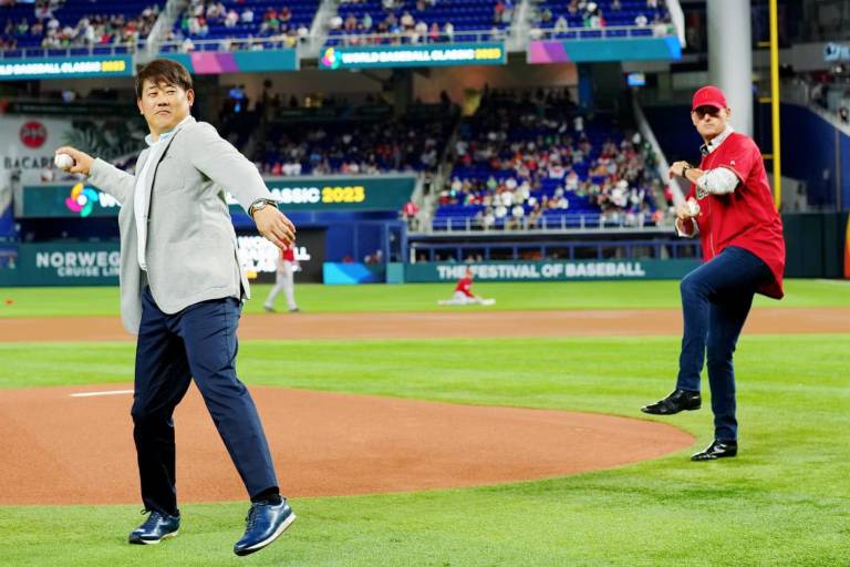 Matsuzaka y Cantú, viejos conocidos del Clásico, lanzaron la primera bola