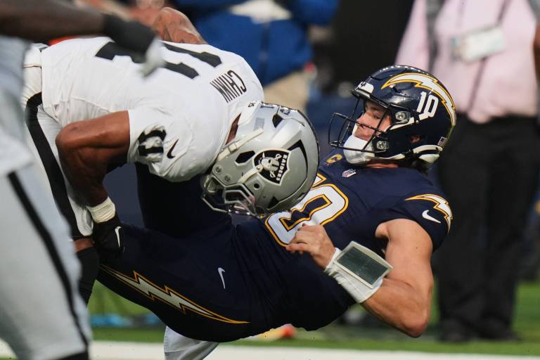 Justin Herbert, de los Chargers, sufrió fractura en la mano izquierda