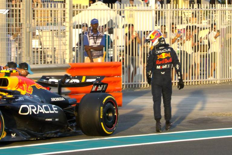 Checo Pérez cierra la temporada 2024 con un amargo abandono en Abu Dhabi