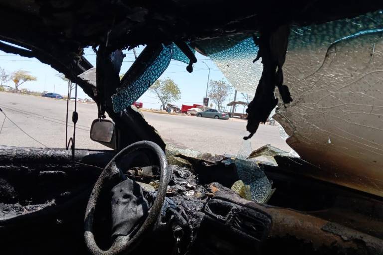 Se incendia vehículo por falla eléctrica en Culiacán y apaga el fuego una pipa de Japac