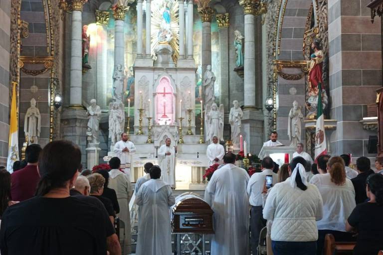 Despiden el cuerpo del Padre José de Jesús Aguilar en la Catedral de Mazatlán