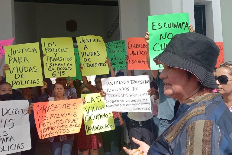 Viudas de policías y agentes jubilados exigen en Escuinapa homologación de salarios con los activos