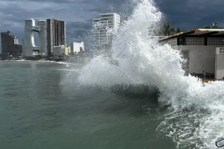 Tras las lluvias registradas la mañana de este martes en Mazatlán, el oleaje en las playas se ha mantenido intenso.